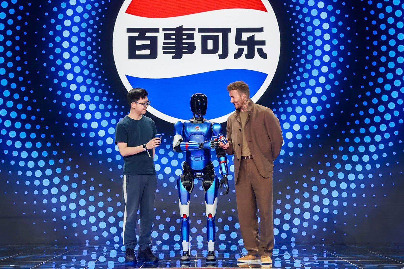 js.PA金沙机器人携手百事中国共创“百事蓝宝” 共燃渴望新章
